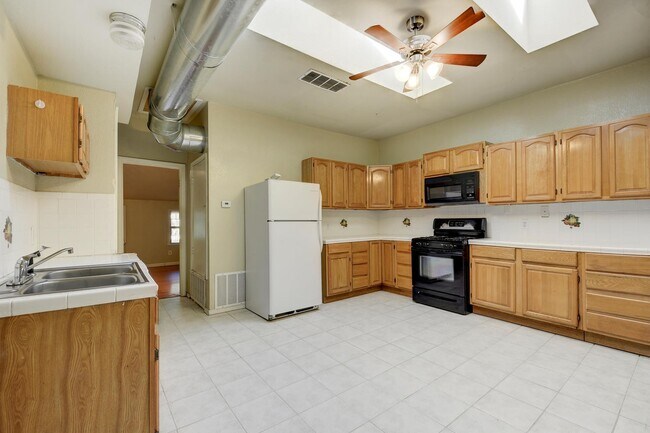 Building Photo - 4405 Barrow Ave