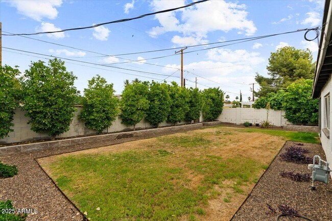 Building Photo - 2224 E Sells Dr