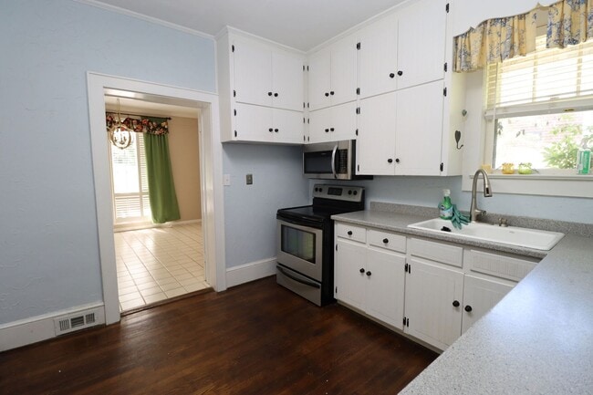 Building Photo - Charming 3 Bedroom, 2 Bath Brick Bungalow ...
