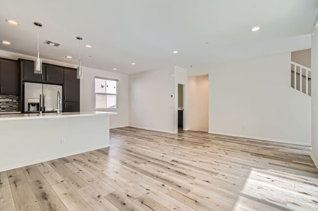 Building Photo - Stylish Three-Story Townhome with Private Courtyard & Pool Access