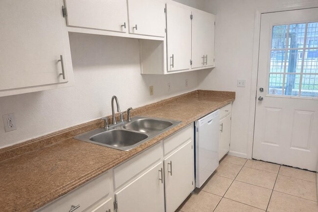 Building Photo - 2221 Timberwood Cir N