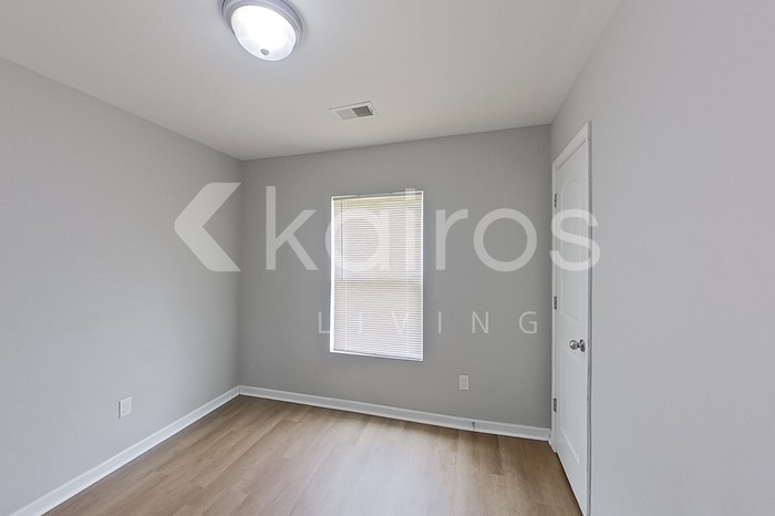 Building Photo - 1010 E Macree Terrace