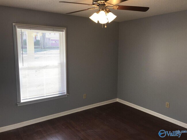Building Photo - 1305 Chimney Springs Dr SE