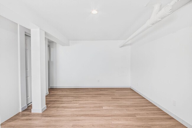 Building Photo - 1121 Daisy Ave