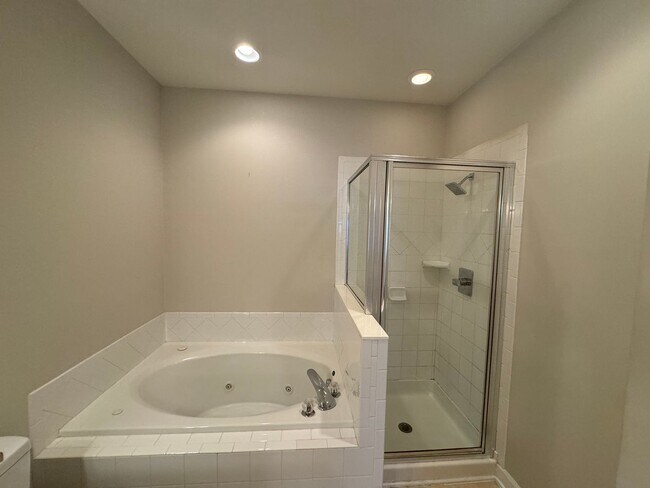 Building Photo - 2 Bedroom, 2 1/2 Bath Townhouse in Raleigh...