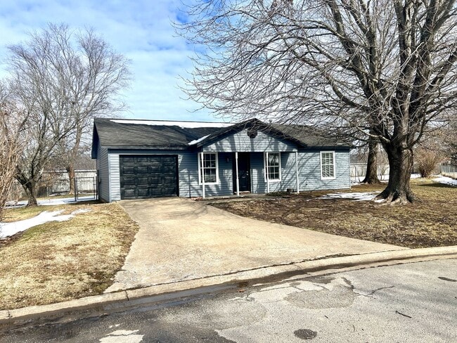 Building Photo - Elkins! 3 bed 2 bath with a huge fenced back yard