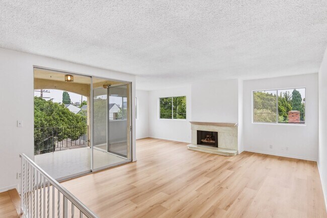 Building Photo - HUGE TOP FLOOR 2 BED 2 BATH IN PRIME SANTA MONICA! -FIREPLACE, BALCONY & GARAGE PARKING SPACE