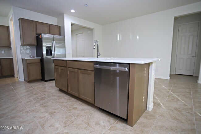 Building Photo - 977 W Finch Dr