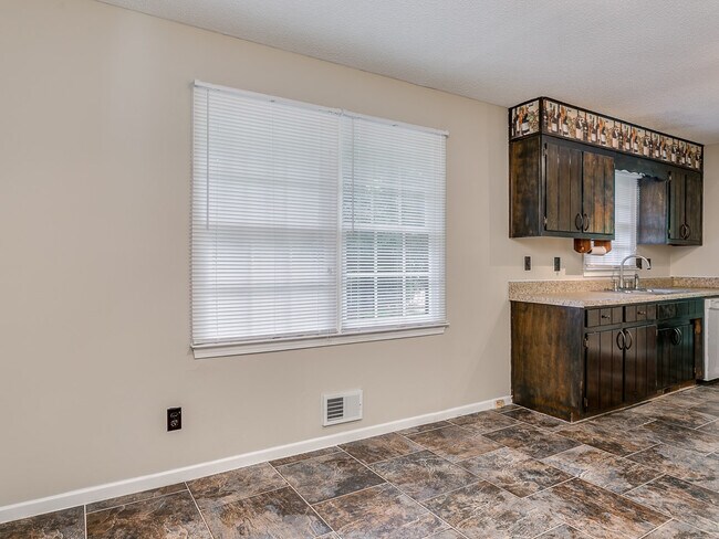 Building Photo - Spacious 3-Bed Home in District 6! Private...