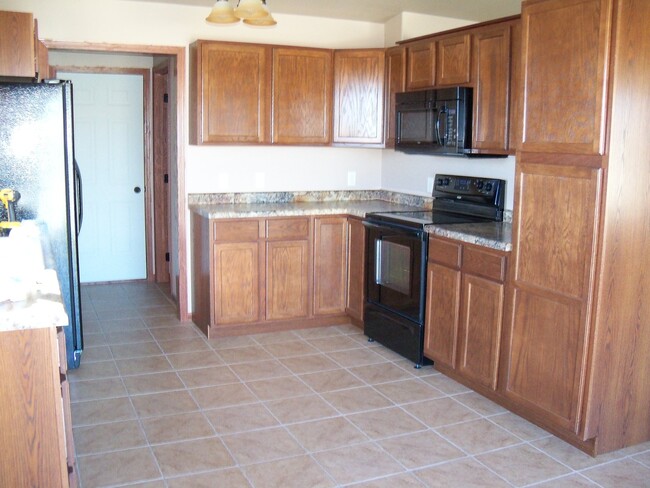 Building Photo - 2 BED | 2 BATH | DOUBLE GARAGE | TOWNHOME ...