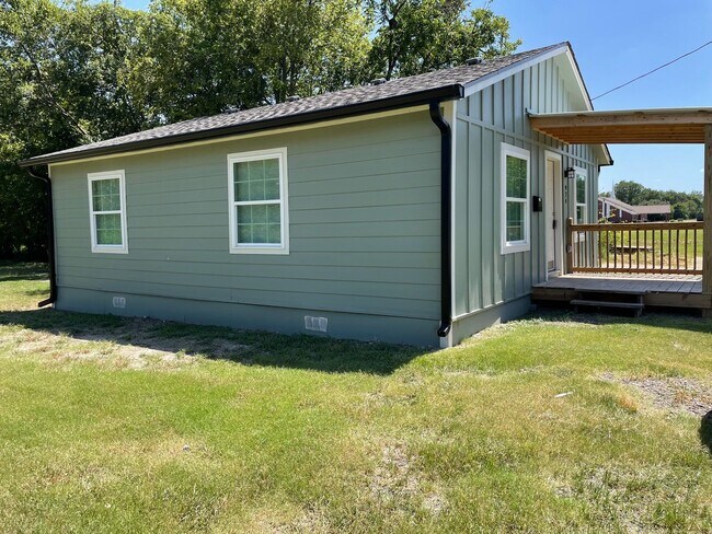 Building Photo - Available Now! Fully Renovated 2 Bed, 1 Ba...