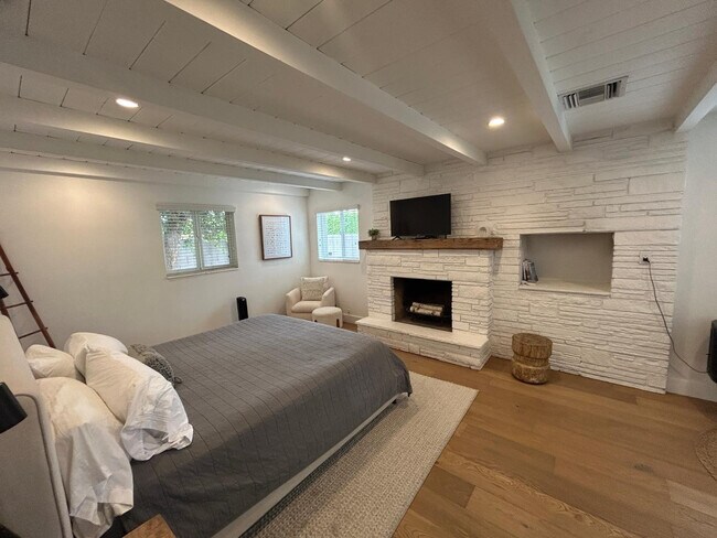 Building Photo - 4016 E Avalon Dr