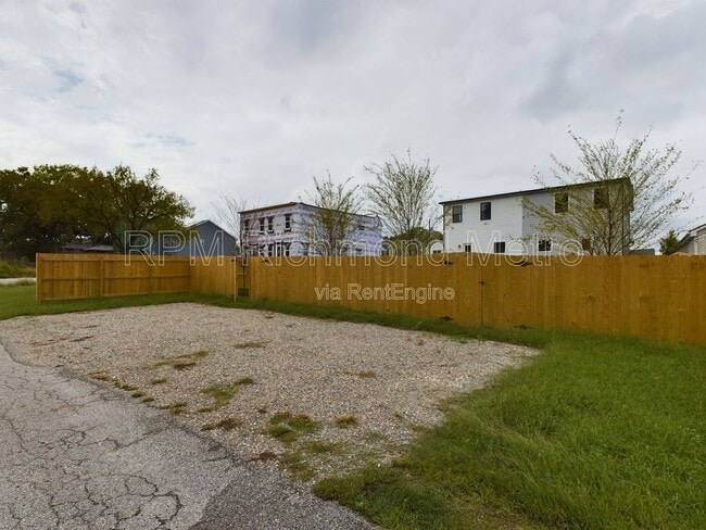 Building Photo - 2218 Perry St