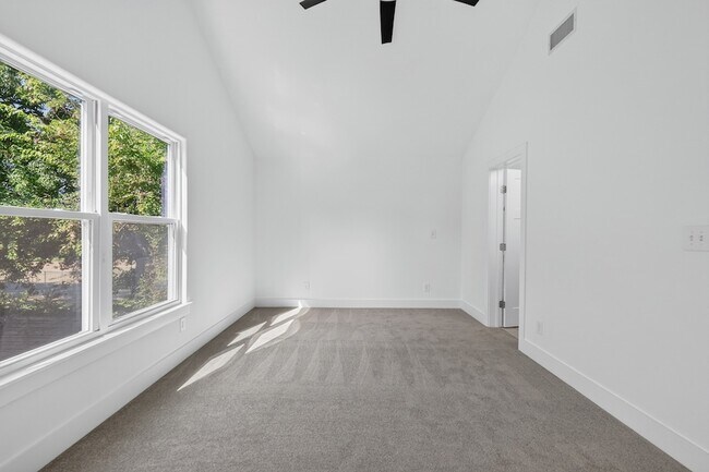 Building Photo - 617 Eastboro Dr