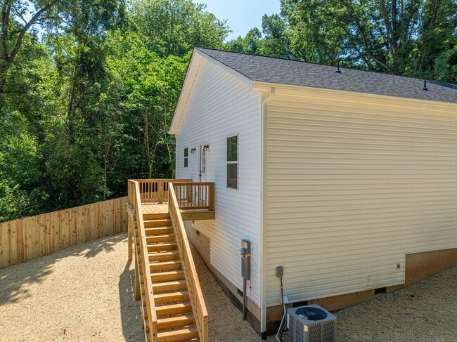Building Photo - Your New Home Awaits in Hickory!
