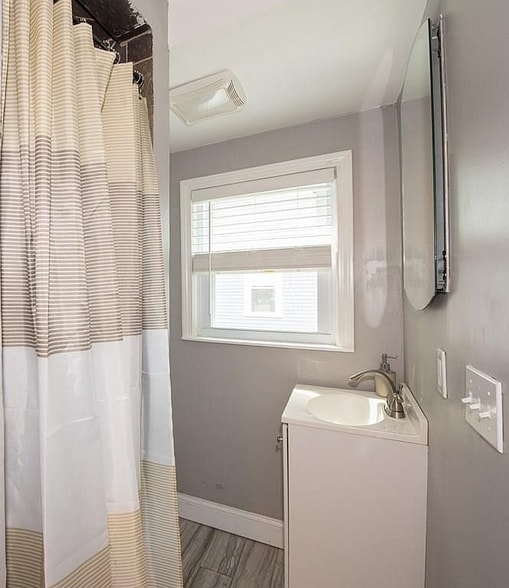 Building Photo - 5 Crescent St