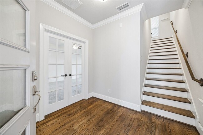 Building Photo - 1704 Oak Leaf Pass Dr