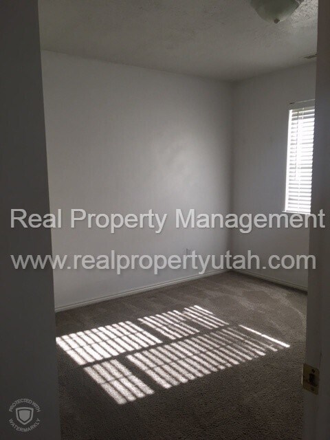 Building Photo - 5 Bedroom Home Centrally Located In Fruit ...