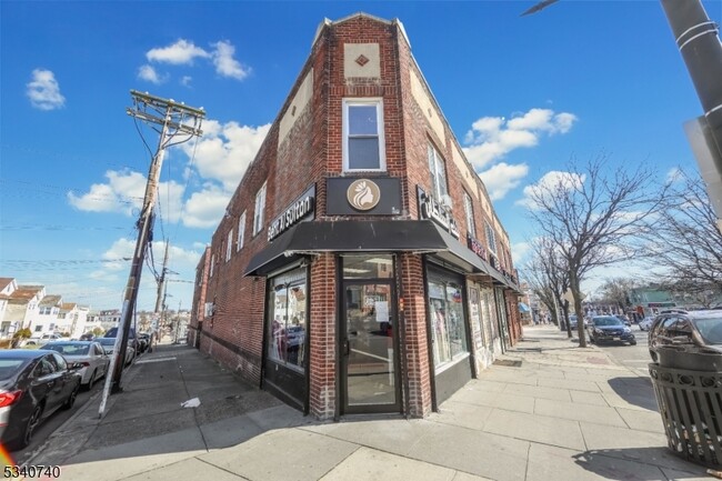 Primary Photo - 1109 Main St