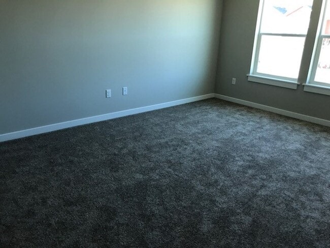 Building Photo - Whether you just want the extra room or need it for your family, our townhomes are calling!!