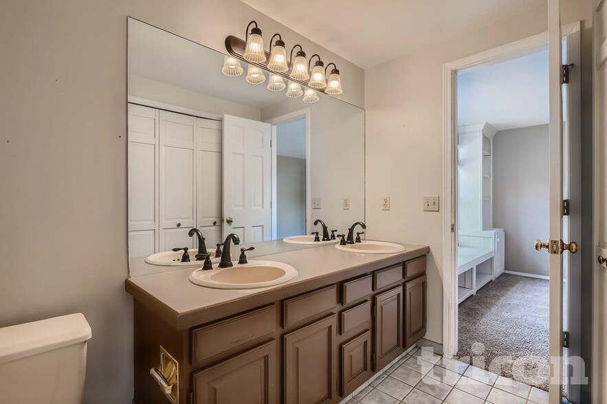 Building Photo - 5752 S Ouray Ct