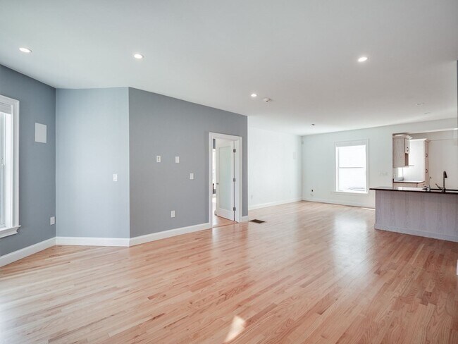 Building Photo - 390 Medford St