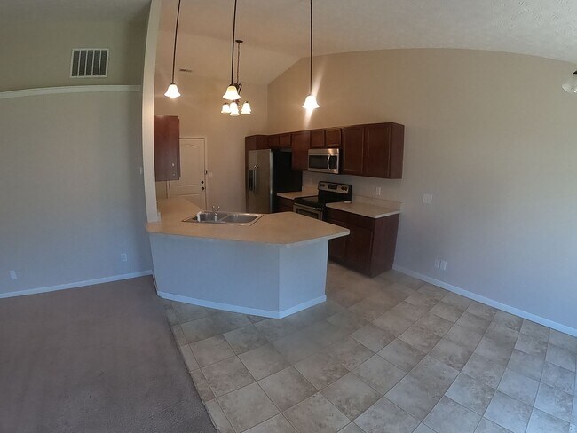 Building Photo - Large 3 Bedroom Home