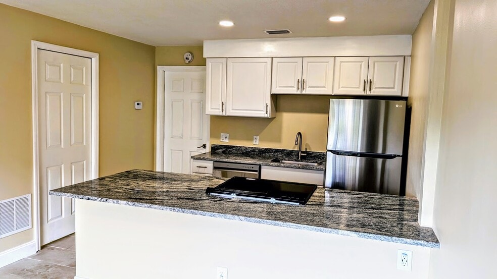 Building Photo - Tropical Breeze Apartments