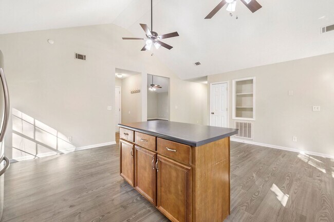 Building Photo - No HOA! Large Lot!