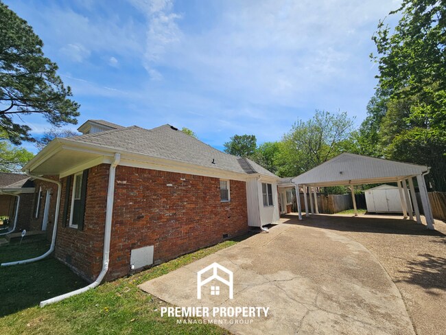 Building Photo - Massive 5BR/3BA Executive Home in East Memphis | Screened Porch & 2,200+ Sq Ft