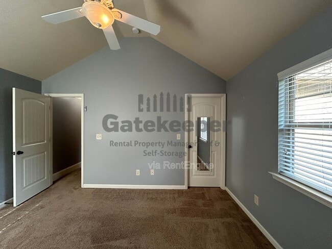 Building Photo - 124 Village Pl