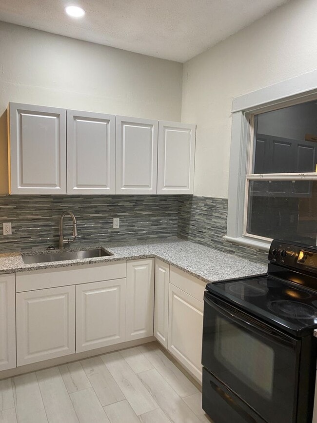 Building Photo - CHARMING 2 BEDROOM 1 BATH APARTMENT HOME - $500 OFF FIRST MONTH RENT!