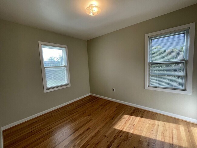 Building Photo - 5012 N Yale St