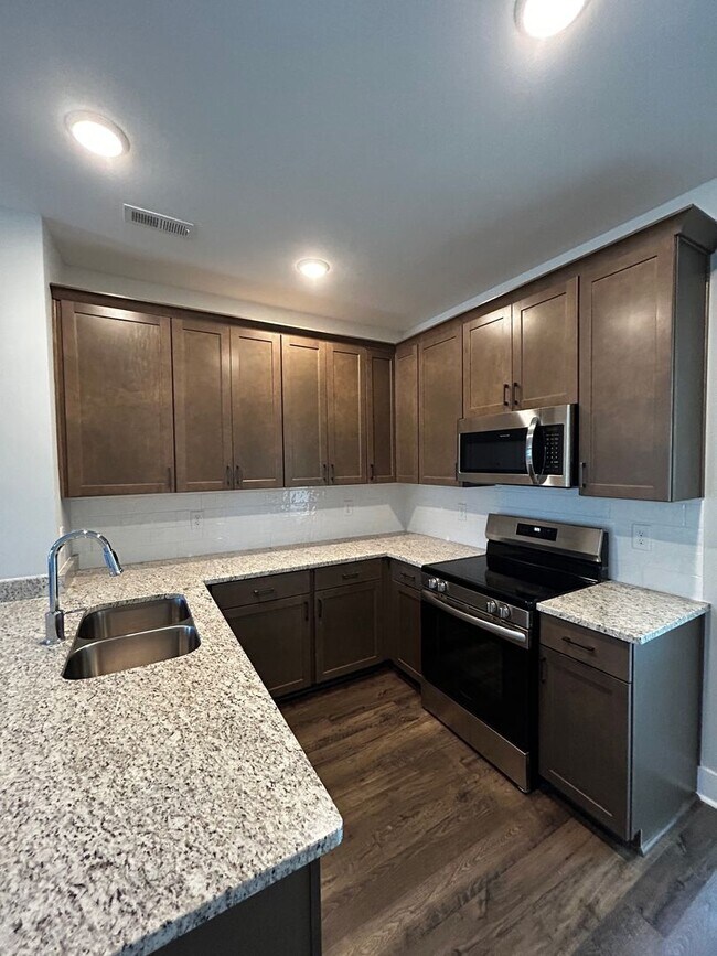 Building Photo - Welcome to Mill Town! 3 Beds, 2.5 Baths, w...