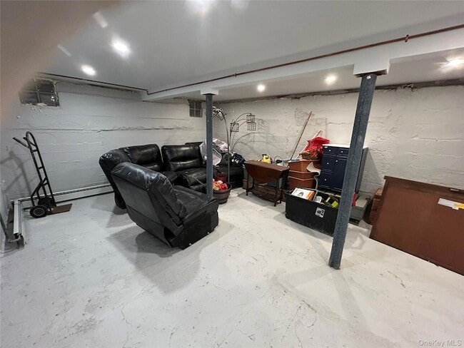 Building Photo - 19 Pine Ln