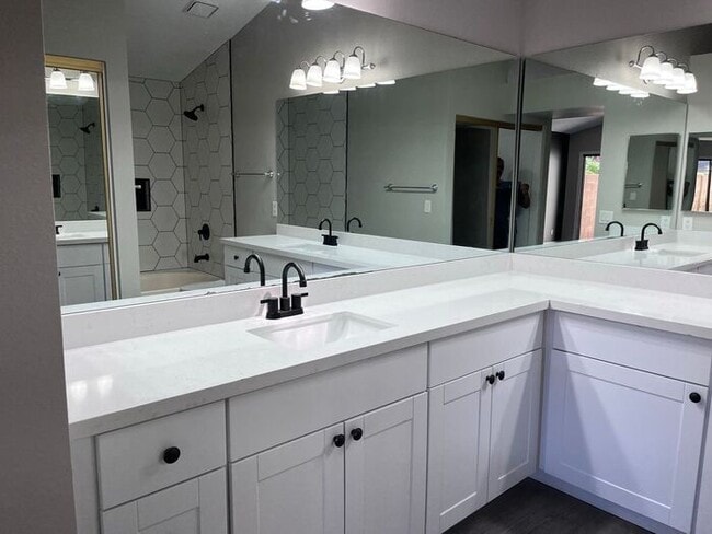Building Photo - MOVE IN SPECIALS!! Lovely 3BD-2BA Gilbert ...