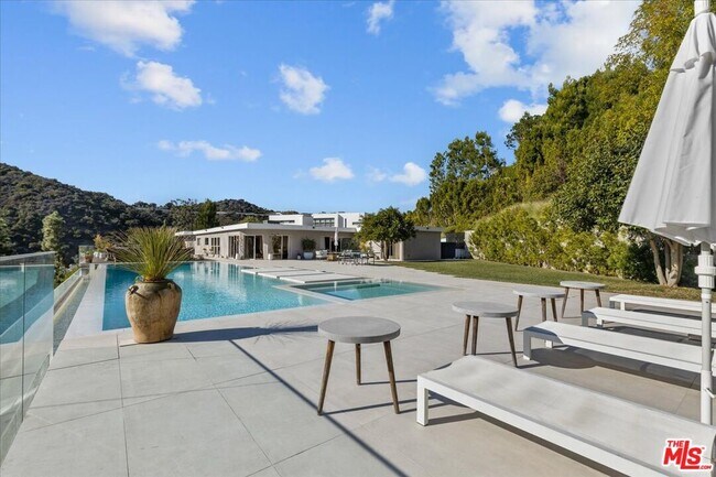 Building Photo - 1650 Clear View Dr