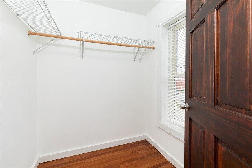 closet - 204 Mill St
