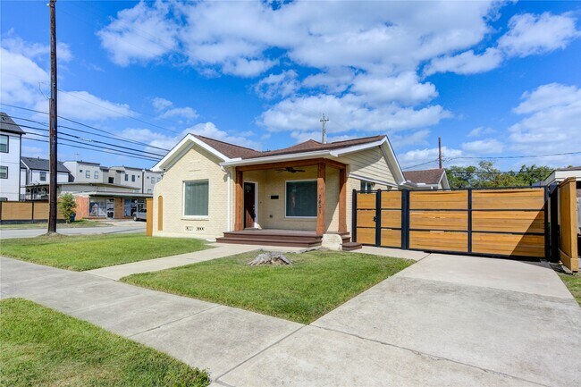 Primary Photo - 2401 Eagle St