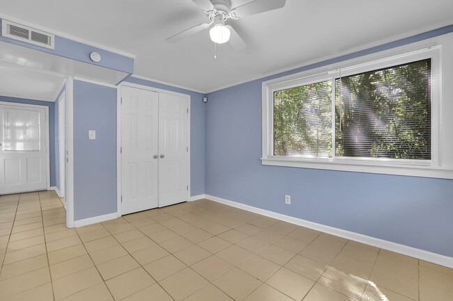 Building Photo - Beautiful, Newly Renovated 5 Bed 2 Bath si...