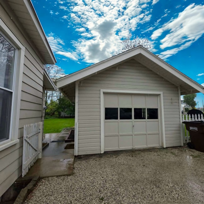 Building Photo - Large yard and quiet location in Findlay