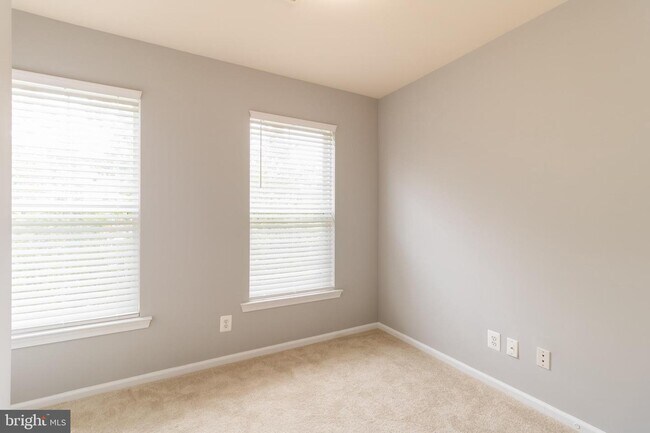 Building Photo - 43147 Huntsman Square