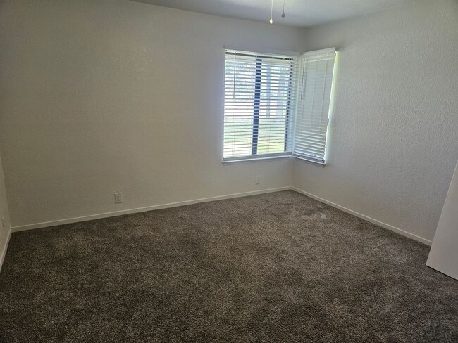 Building Photo - Spacious 4/2 with in-law suite and a pool!