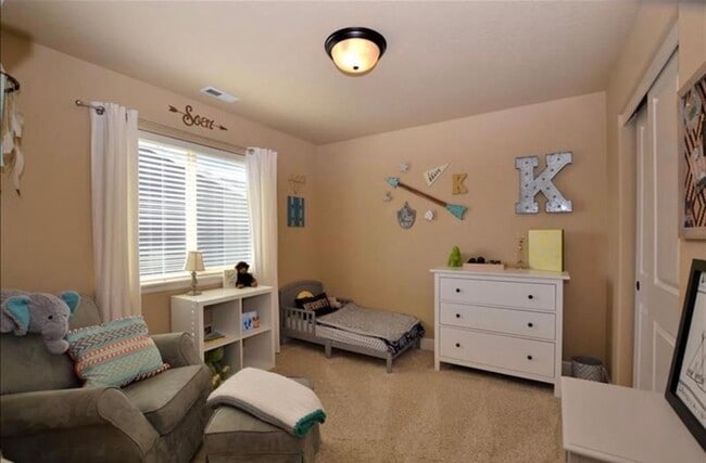 Building Photo - Stunning 4-Bedroom in Redmond's beautiful Fairhaven Neighborhood!