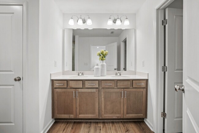 Building Photo - 12004 Oak St