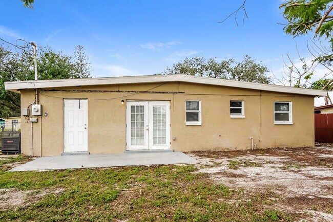 Building Photo - 1423 Brookhill Dr