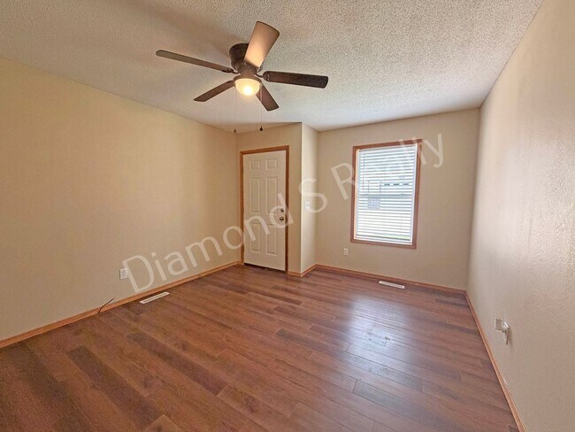 Building Photo - 2 Bed / 1 Bath Duplex in Ozark Available!