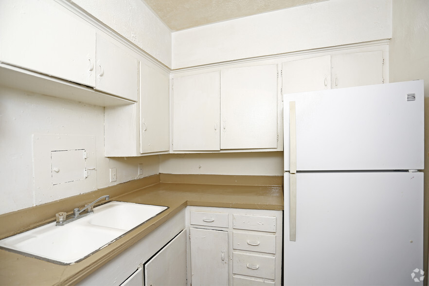 2BR,1BA - 717SF - KITCHEN - Villa de Oro Apartments