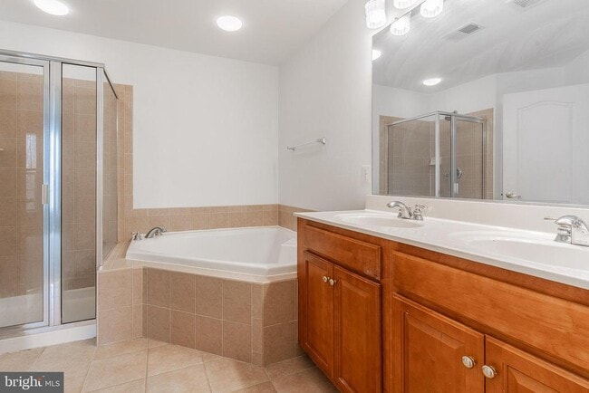 Building Photo - 21927 Windy Oaks Square