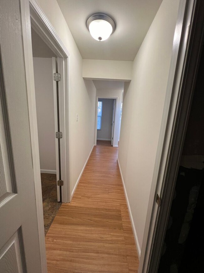 Building Photo - 3 Bedroom 2 bath 2 car garage house